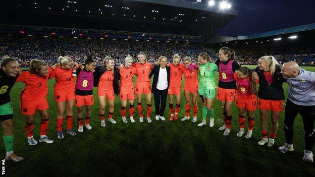 Sarina Wiegman speaks to the England team as they huddle after beating the Netherlands at Elland Road